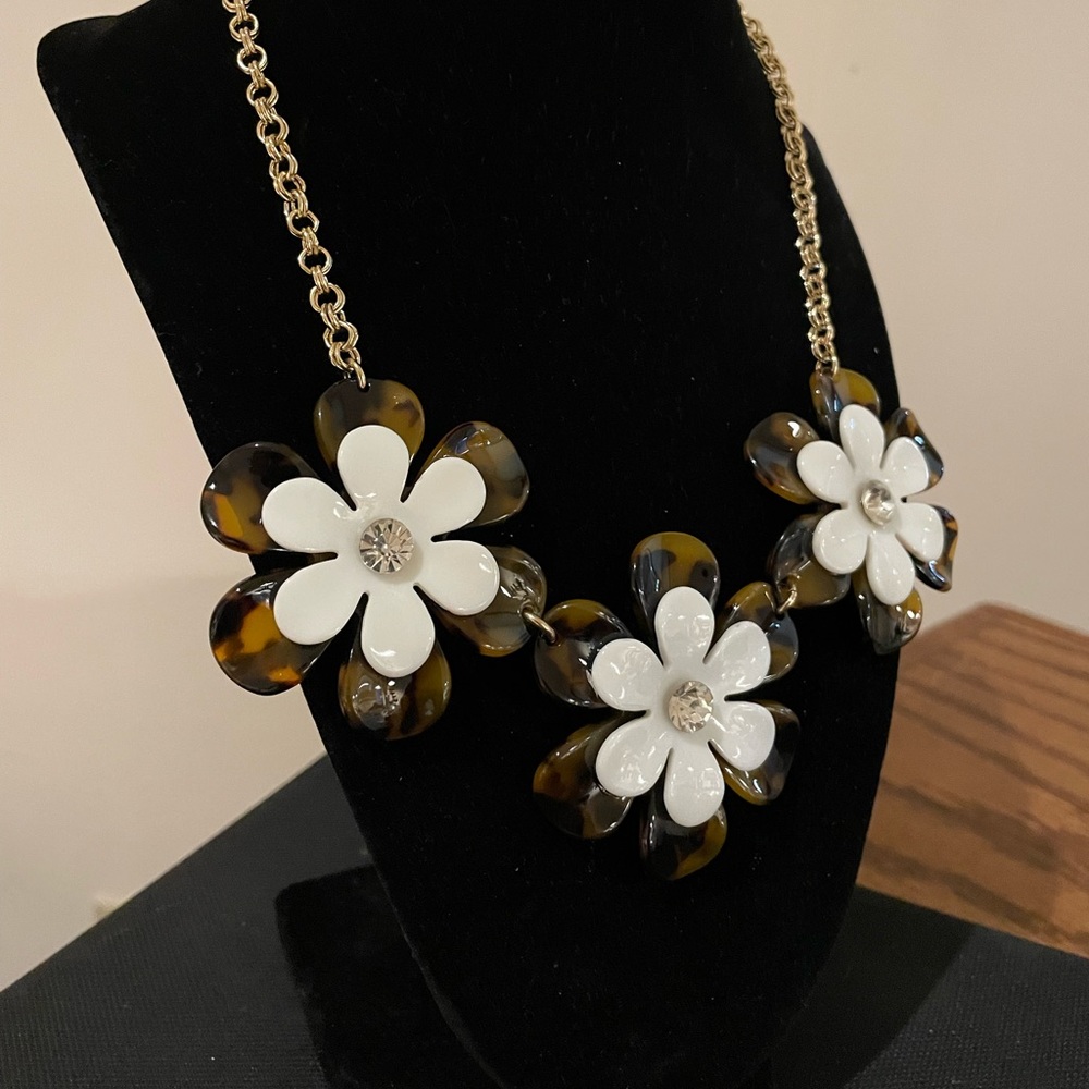 Bold big flowers necklace. Great quality, known brand.